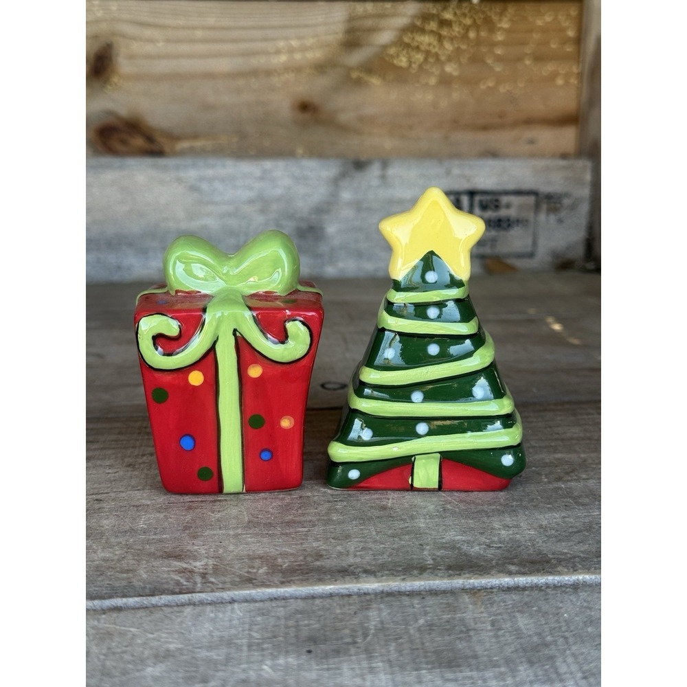 Christmas Salt And Pepper Shakers Christmas Present And Tree Cute Whimsical Deco